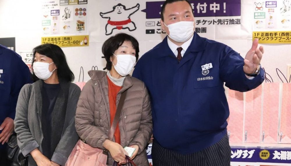 Кюүшюү башё эхэлж Хакүхо аварга шинэ ажилдаа орлоо