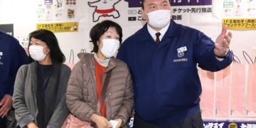 Кюүшюү башё эхэлж Хакүхо аварга шинэ ажилдаа орлоо