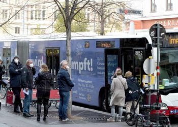 Австрид вакцинд хамрагдаагүй иргэдэд хөл хорио тогтоож байна