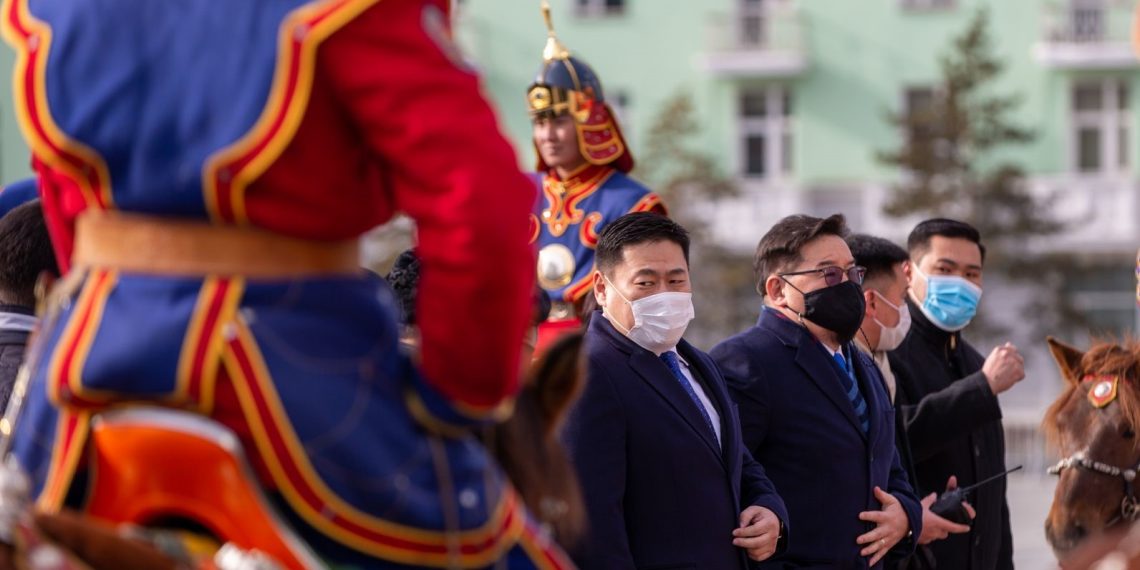 ФОТО: Монгол бахархлын өдөрт зориулж, Чингис хааны хөшөөнд хүндэтгэл үзүүлэв