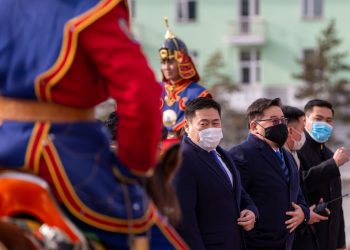 ФОТО: Монгол бахархлын өдөрт зориулж, Чингис хааны хөшөөнд хүндэтгэл үзүүлэв