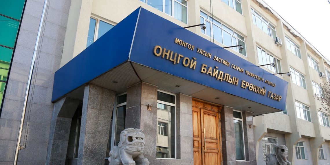 Шатахуун тээвэрлэж яваад Хөвсгөл аймгийн Дөрөлж нуурт живсэн автомашиныг гаргахаар ажиллаж байна