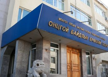 Шатахуун тээвэрлэж яваад Хөвсгөл аймгийн Дөрөлж нуурт живсэн автомашиныг гаргахаар ажиллаж байна