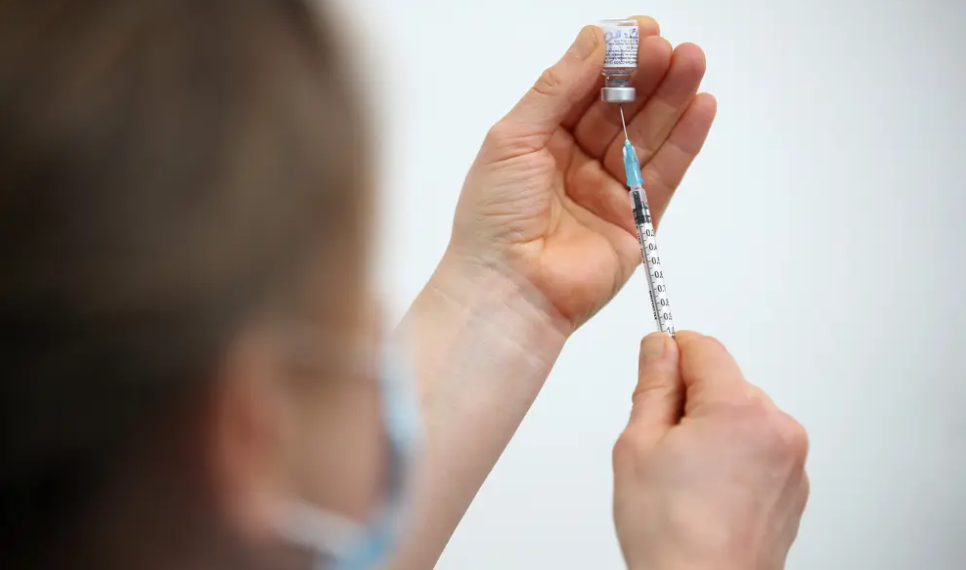 Омикроны халдвараас Пфайзер вакцин 90 хувь хамгаалж байгааг Израйль улсын эрүүл мэндийн сайд мэдээлсэн байна