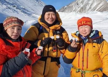 Монголын 3 эмэгтэй уулчин Хүйтний оргилд амжилттай гарчээ