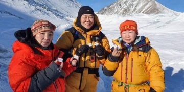 Монголын 3 эмэгтэй уулчин Хүйтний оргилд амжилттай гарчээ