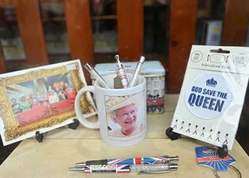 Covid-19 туссан хатан хааны төлөө британичууд залбирч байна