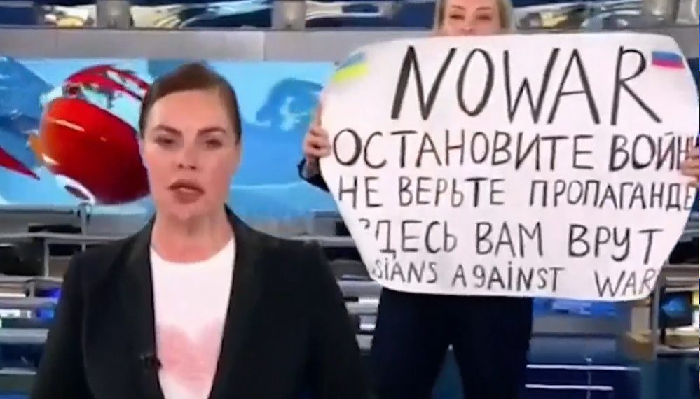 Телевизийн мэдээний дундуур дайныг эсэргүүцэв