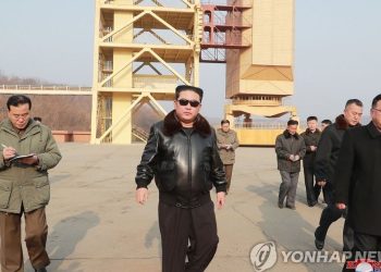 Ким Жон Ун хиймэл дагуул хөөргөх туршилтын талбайгаа эргэв