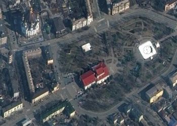 Энгийн иргэд хоргодож байсан театрыг бөмбөгджээ