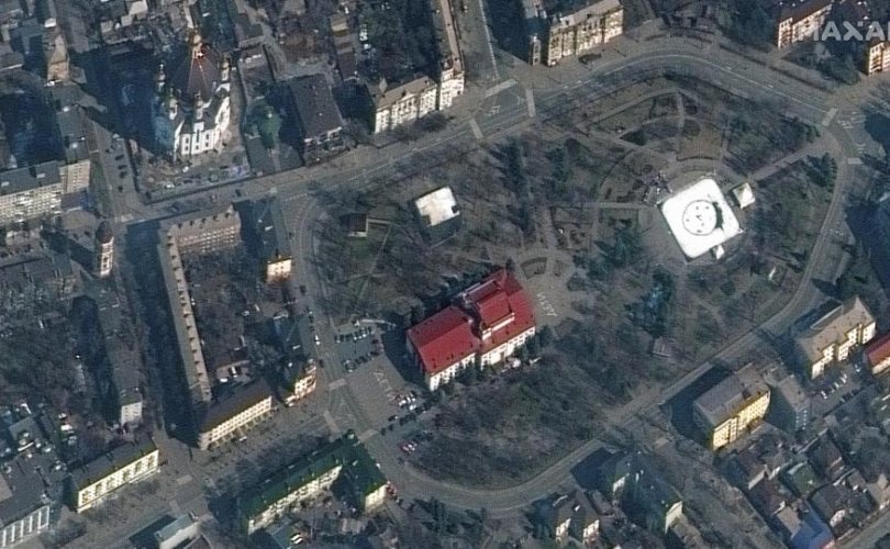 Энгийн иргэд хоргодож байсан театрыг бөмбөгджээ