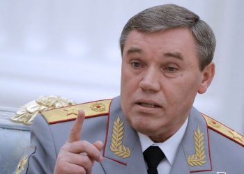 Путин ерөнхий командлагчаа албан тушаалаас нь түдгэлзүүлэв