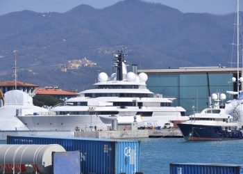 Итали Путинтэй холбоотой тансаг дарвуулт онгоцыг саатуулжээ