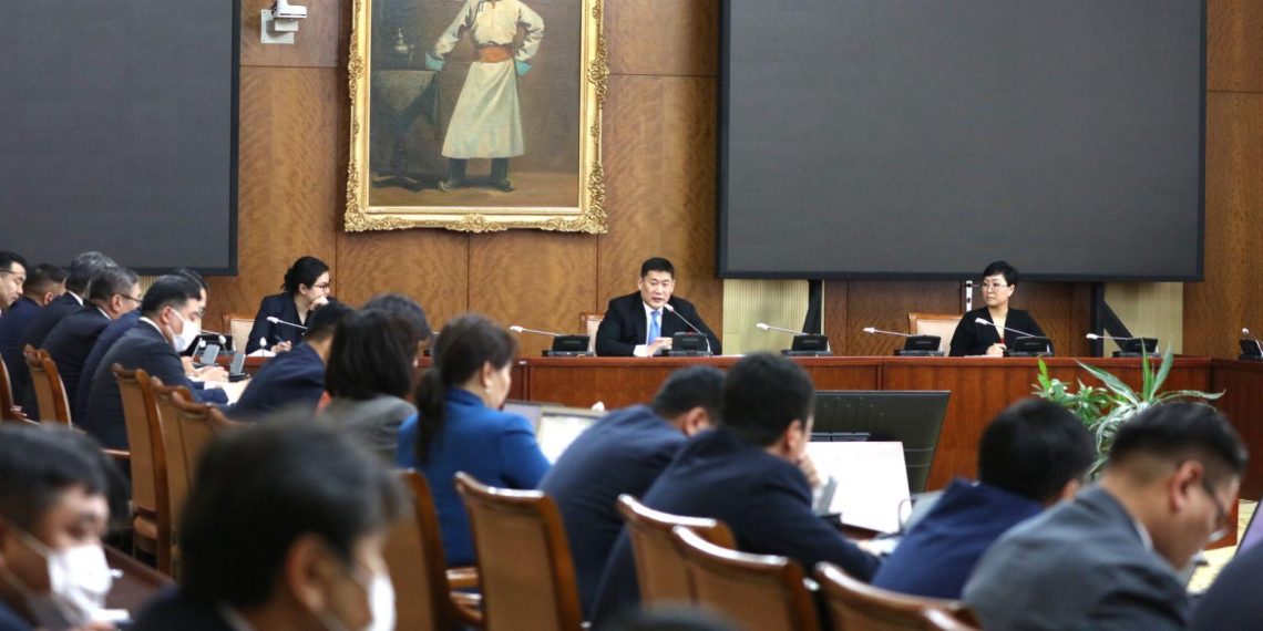 Байцаагч болон үйлдвэр, үйлчилгээний зөвшөөрөл олгодог ажилтнуудтай холбоотой гомдлыг нарийн шалгаж ажиллахыг Ерөнхий сайд үүрэг болголоо