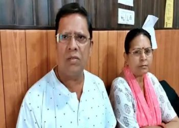 Энэтхэг хос хүүгээ шүүхэд өгчээ