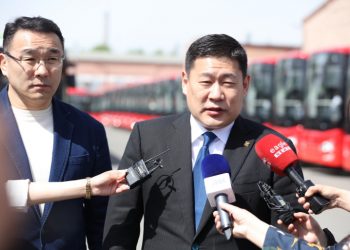 Ерөнхий сайд төрийн албан хаагчдыг автобусаар зорчихыг уриаллаа