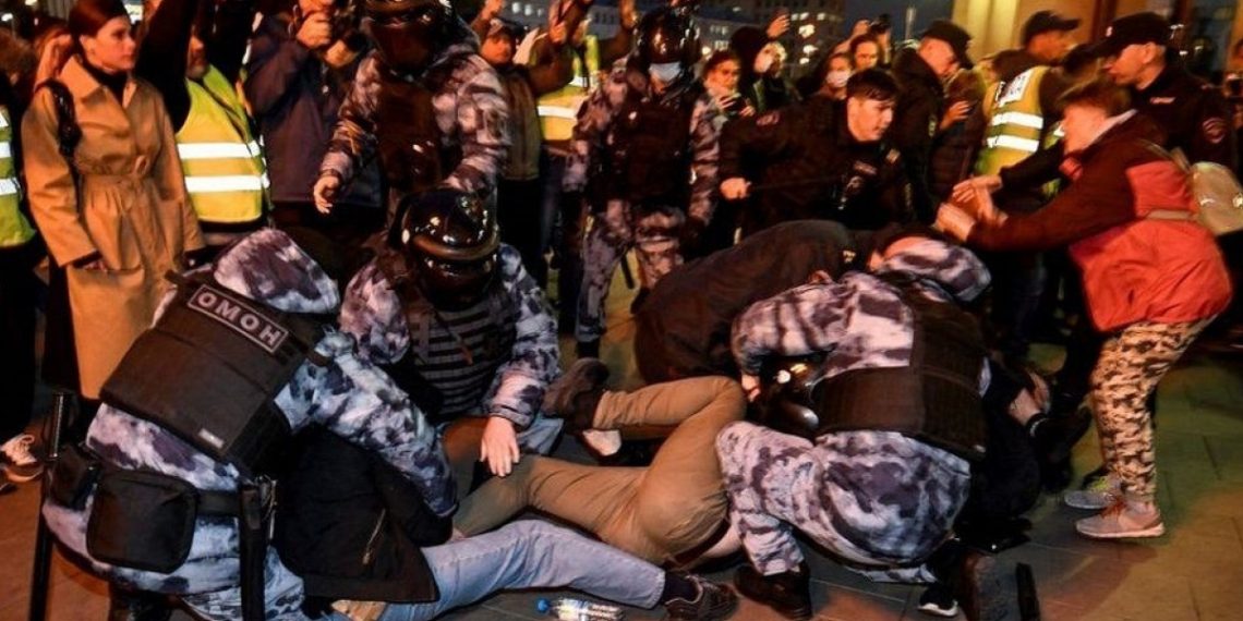 ОХУ-ын олон хотод дайныг эсэргүүцсэн жагсаал болж мянга гаруй хүн баривчлагдлаа