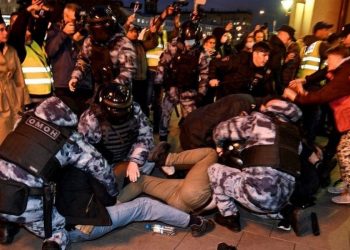 ОХУ-ын олон хотод дайныг эсэргүүцсэн жагсаал болж мянга гаруй хүн баривчлагдлаа