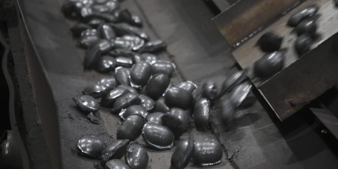 Шахмал түлшний чанарт шинжилгээ хийж байна