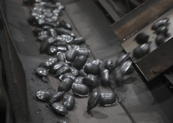 Шахмал түлшний чанарт шинжилгээ хийж байна