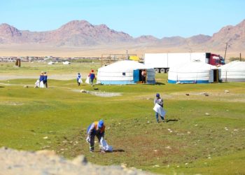 1200 гаруй хүн нэгдэж 180 м.куб хог цэвэрлэлээ