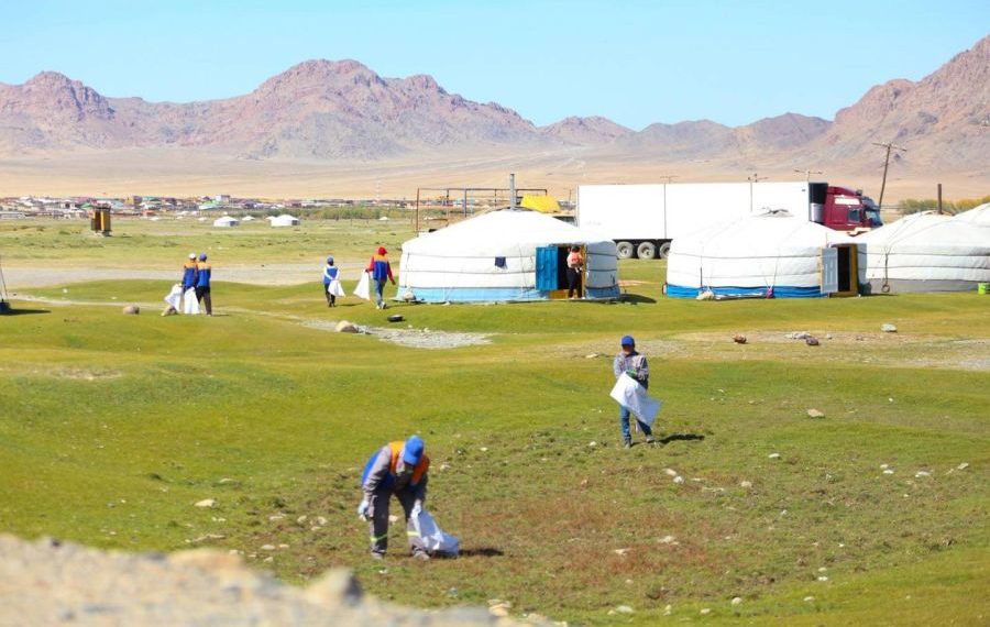 1200 гаруй хүн нэгдэж 180 м.куб хог цэвэрлэлээ