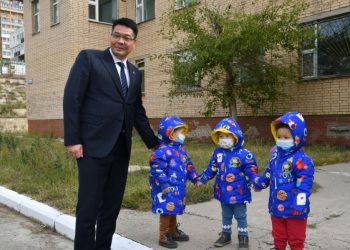 Эрүүл мэндийн сайд Хүүхдийн төв сувиллын эмчилгээ үйлчилгээтэй танилцав