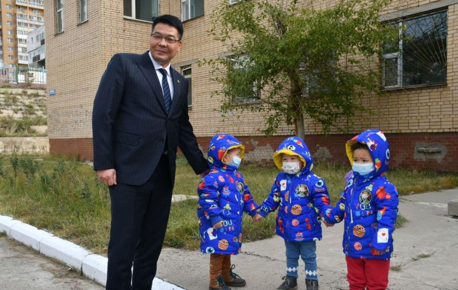 Эрүүл мэндийн сайд Хүүхдийн төв сувиллын эмчилгээ үйлчилгээтэй танилцав