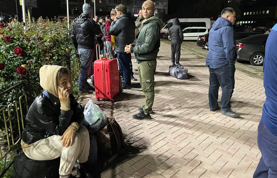 Хэдэн зуун мянган Орос иргэд дайчилгааны тушаалаас зугтан хөрш орнууд руу гарч байна