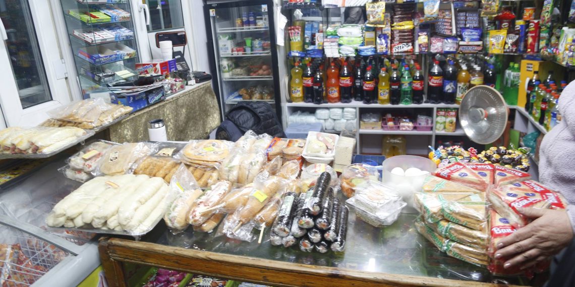 Сургуулийн орчмын хүнсний худалдааны газруудад гарал үүсэл, хаяг шошгын зөрчилтэй бүтээгдэхүүн их байгааг илрүүлжээ