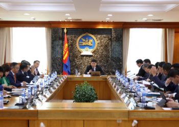 Засгийн газар хуралдаж байна