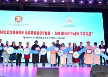 Нийслэлийн боловсролын салбарын 9 гэр бүлд түрээслээд өмчлөх орон сууцны батламжийг гардууллаа