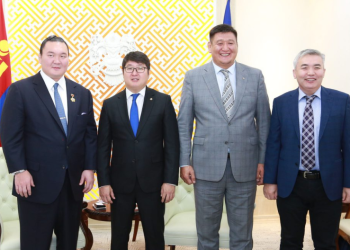 Хакүхо М.Даваажаргал аавынхаа хөшөөг Үндэсний цэцэрлэгт хүрээлэнд босгохыг хүслээ