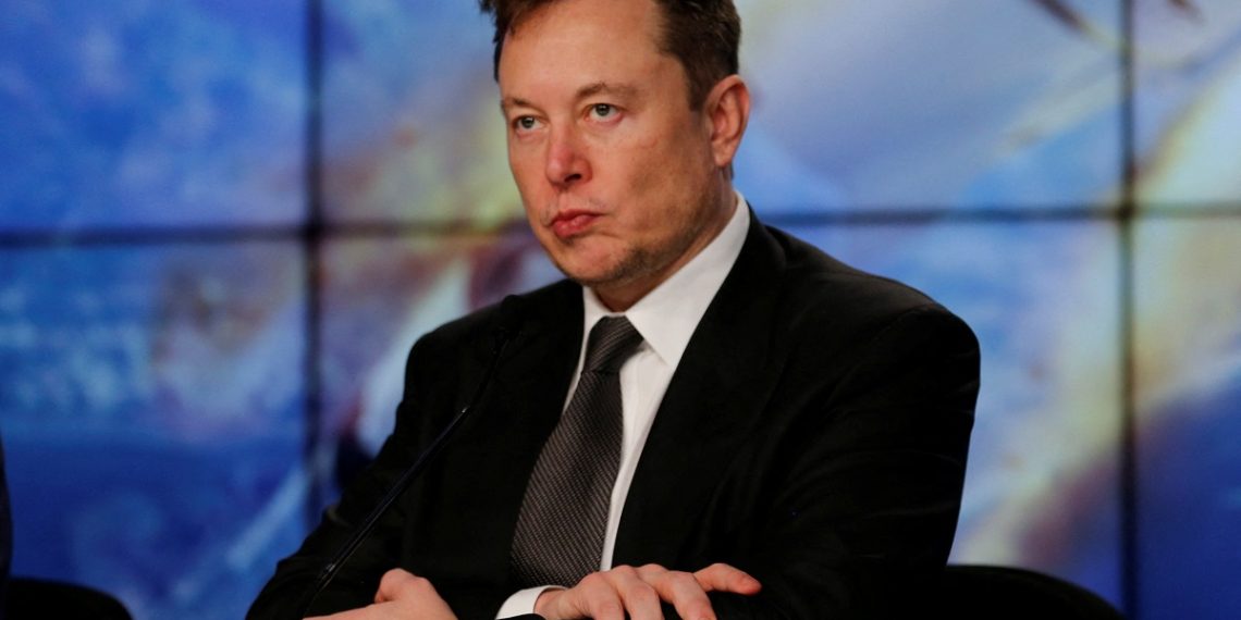 Илон Маск “Twitter”-ийн ажилчдын тал хувийг цомхотгохоор төлөвлөж байна