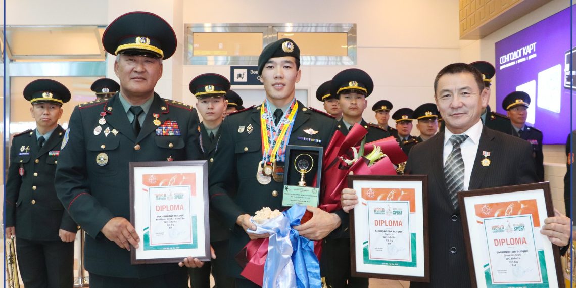 Дэлхийн аваргын хос алтан медальтан эх орондоо ирлээ