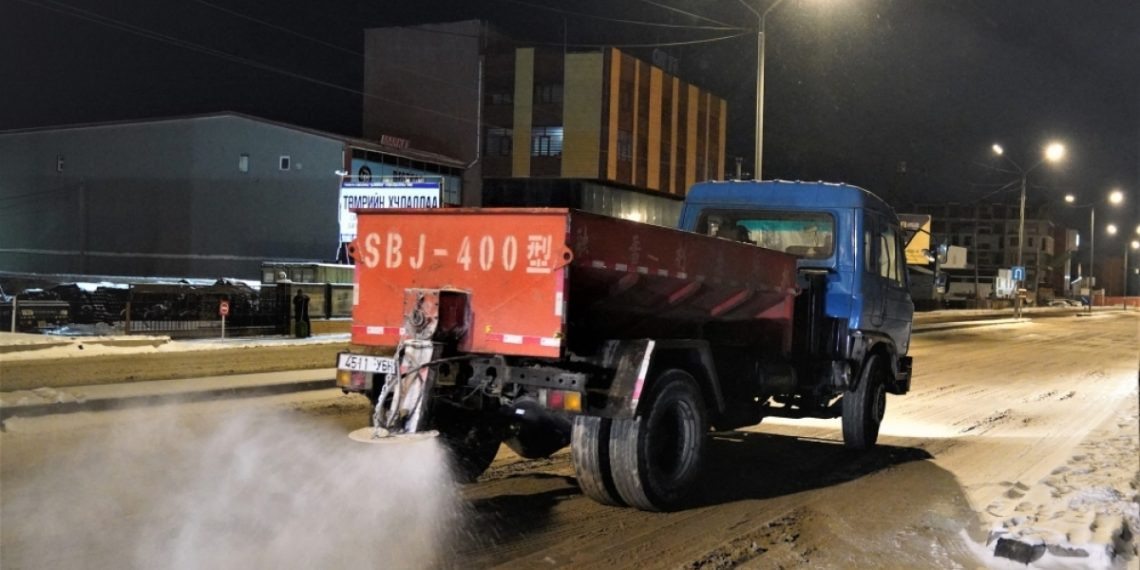 Халтиргаа, гулгаа үүсэх магадлалтай зам, талбайд 70.87 тонн давс цацжээ