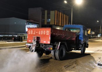 Халтиргаа, гулгаа үүсэх магадлалтай зам, талбайд 70.87 тонн давс цацжээ