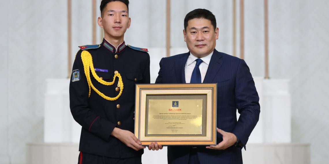 Ерөнхий сайд Л.Оюун-Эрдэнэ 2022 оны онцлох хүүхдүүдэд шагнал гардуулав