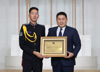 Ерөнхий сайд Л.Оюун-Эрдэнэ 2022 оны онцлох хүүхдүүдэд шагнал гардуулав