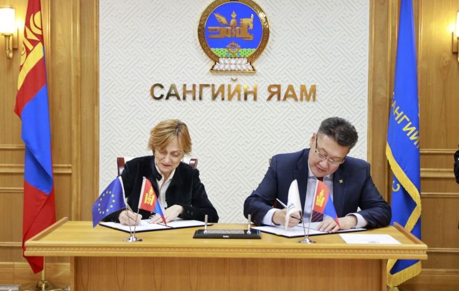 “Чойр-Сайншандын 220 кв-ын цахилгаан дамжуулах агаарын шугам барих төсөл”-ийн санхүүжилтын гэрээ байгуулав