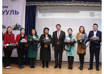 “Medle” анхны цахим сургуулийн багш нарт компьютер гардуулав