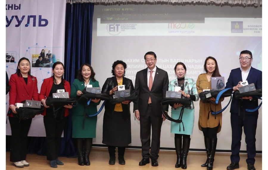 “Medle” анхны цахим сургуулийн багш нарт компьютер гардуулав