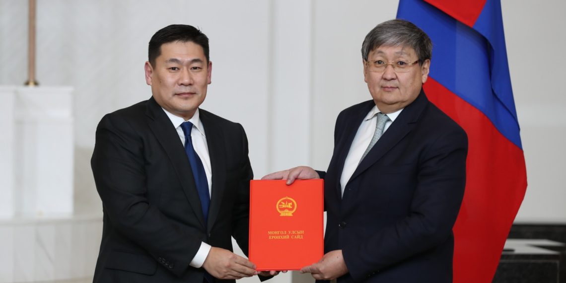 Засгийн газрын гишүүнийг томилох тухай Захирамжид гарын үсэг зурж, гардуулах ёслол боллоо