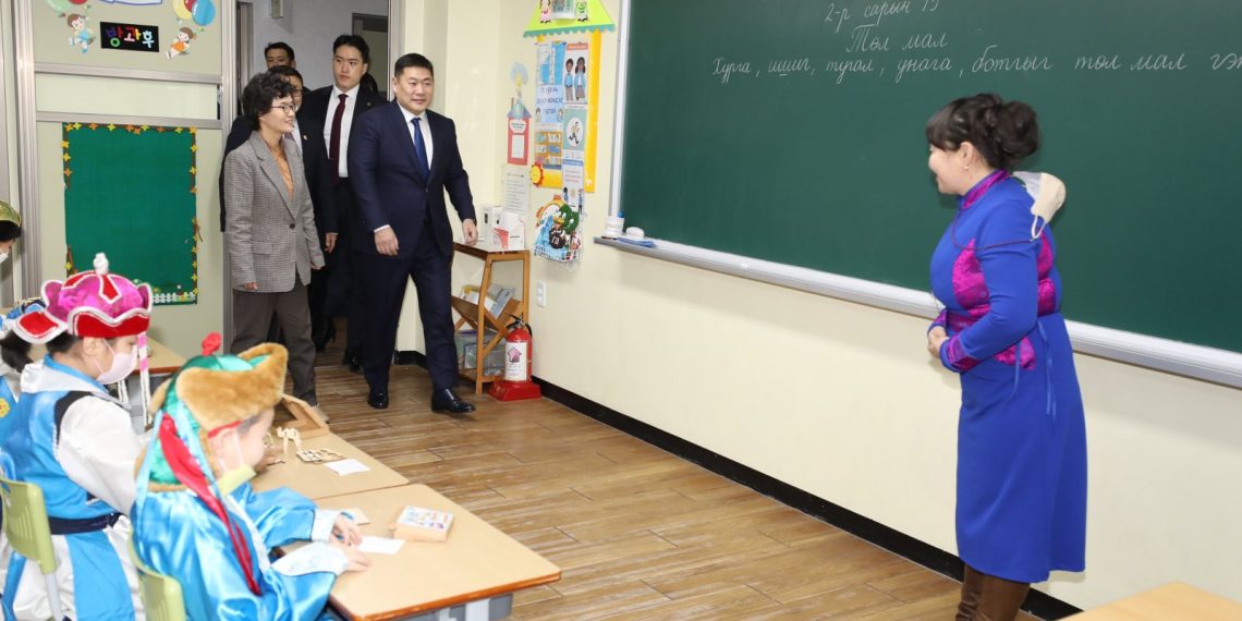 Ерөнхий сайд Сөүл дэх Монгол сургуулийн үйл ажиллагаатай танилцлаа
