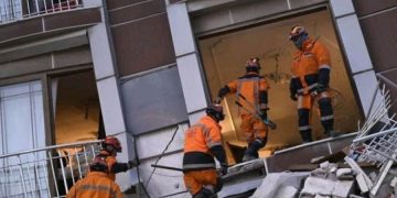 Турк Улсад дахин газар хөдөлсөн тул эрэн хайх ажиллагааг түр зогсоожээ