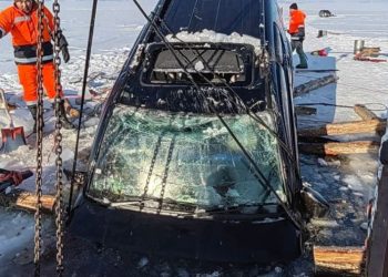 Онцгой байдлын алба хаагчид 18 м гүнд шумбалт хийн живсэн машиныг гаргав