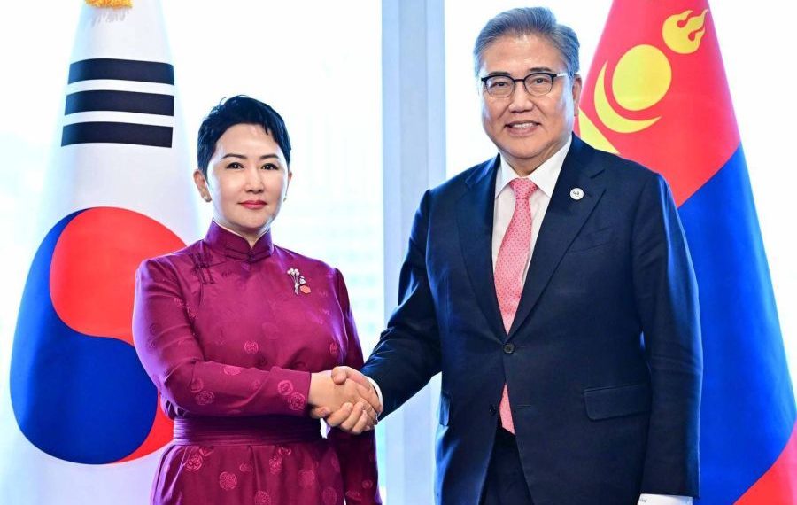 Гадаад харилцааны сайд Б.Батцэцэг БНСУ-ын Гадаад хэргийн сайд Пак Жинтэй уулзав