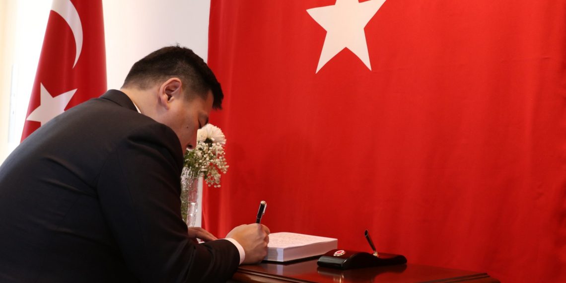 Ерөнхий сайд Л.Оюун-Эрдэнэ эмгэнэлийн дэвтэрт гарын үсэг зурлаа