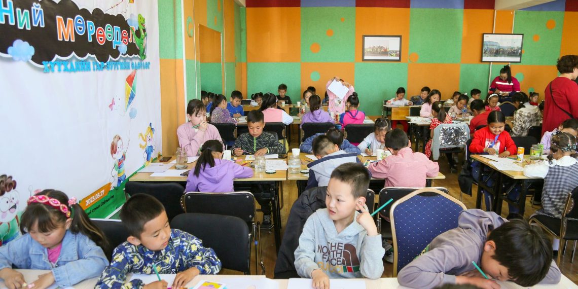 “Хүүхдэд ээлтэй Эрдэнэс Тавантолгой” хөтөлбөрийн хүрээнд гар зургийн өдөрлөг зохион байгууллаа