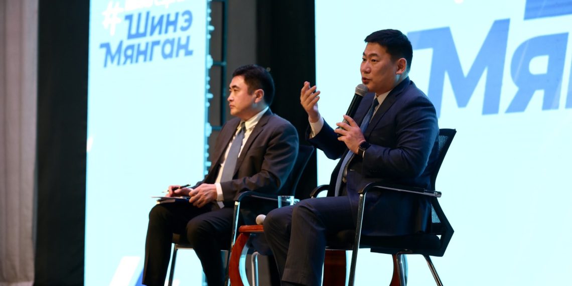 Ерөнхий сайд Л.Оюун-Эрдэнэ ЕБС-ийн төгсөх ангийн сурагчидтай уулзлаа